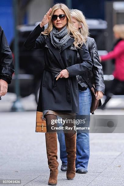 Actress Jennifer Aniston walks to the "Wanderlust" movie set in Midtown Manhattan on November 20, 2010 in New York City.