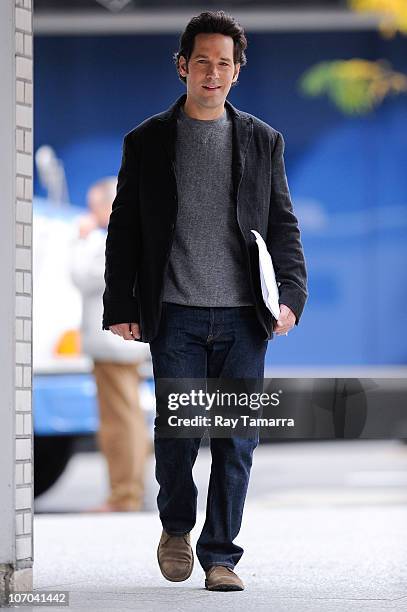 Actor Paul Rudd walks to the "Wanderlust" movie set in Midtown Manhattan on November 20, 2010 in New York City.