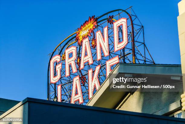 grand lake theater, revisited - gunnar helliesen fotografías e imágenes de stock