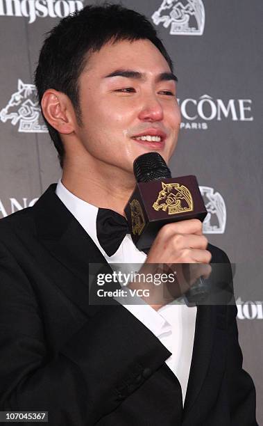 Taiwaness actor Ethan Ruan speaks to media after he won the best actor award during the 47th Taiwan Golden Horse Film Awards at Taoyuan on November...
