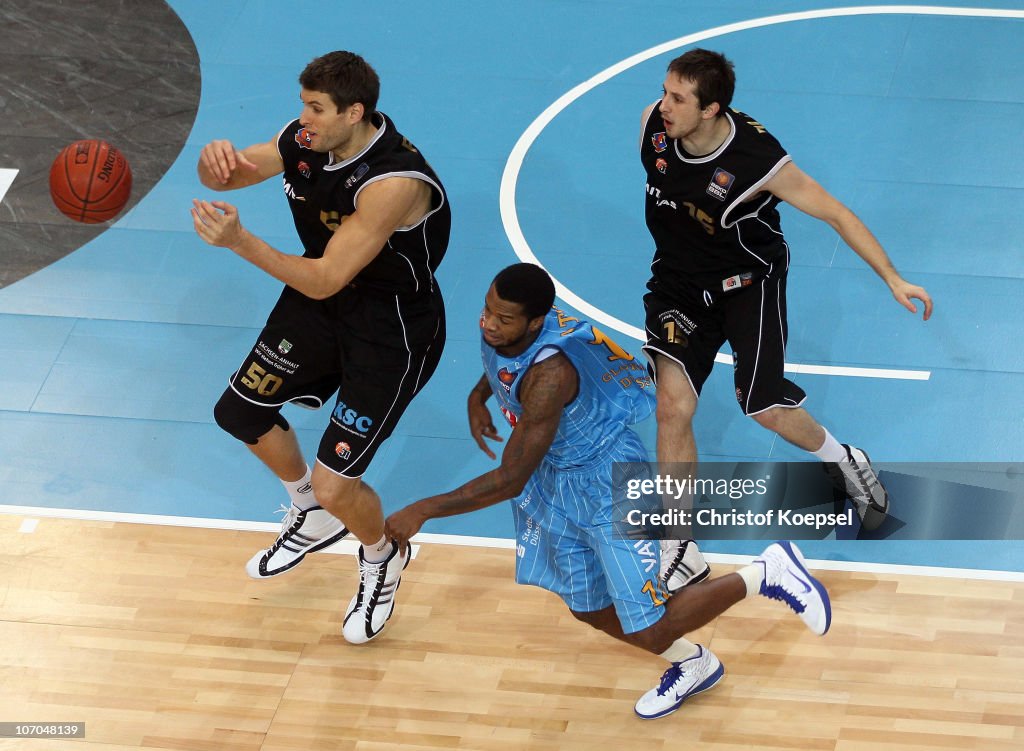 Velimir Radinovic of Mitteldeutscher BC, Jamaal Tatum of Giants