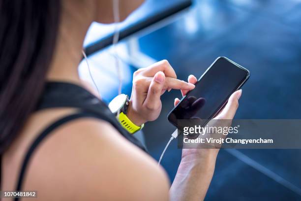 sporty girl use smartphone workout - running gear stock pictures, royalty-free photos & images