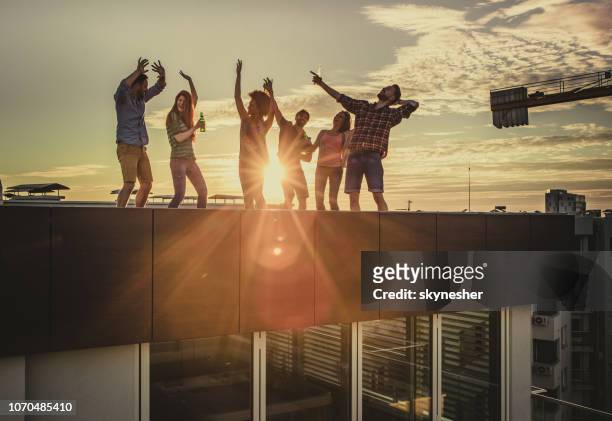 dansen op een feestje op het dak! - dakterras stockfoto's en -beelden