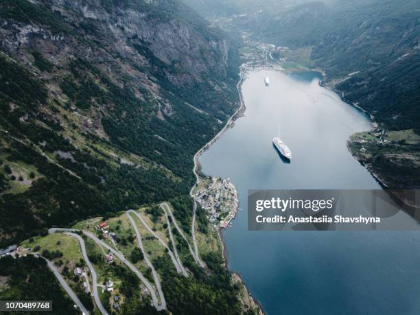 luftaufnahme der malerischen bergstrasse und geirangerfjord in norwegen - atlantic road norway stock-fotos und bilder