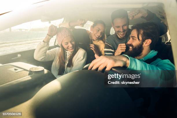 在車上的公路旅行中跳舞! - friends inside car 個照片及圖片檔