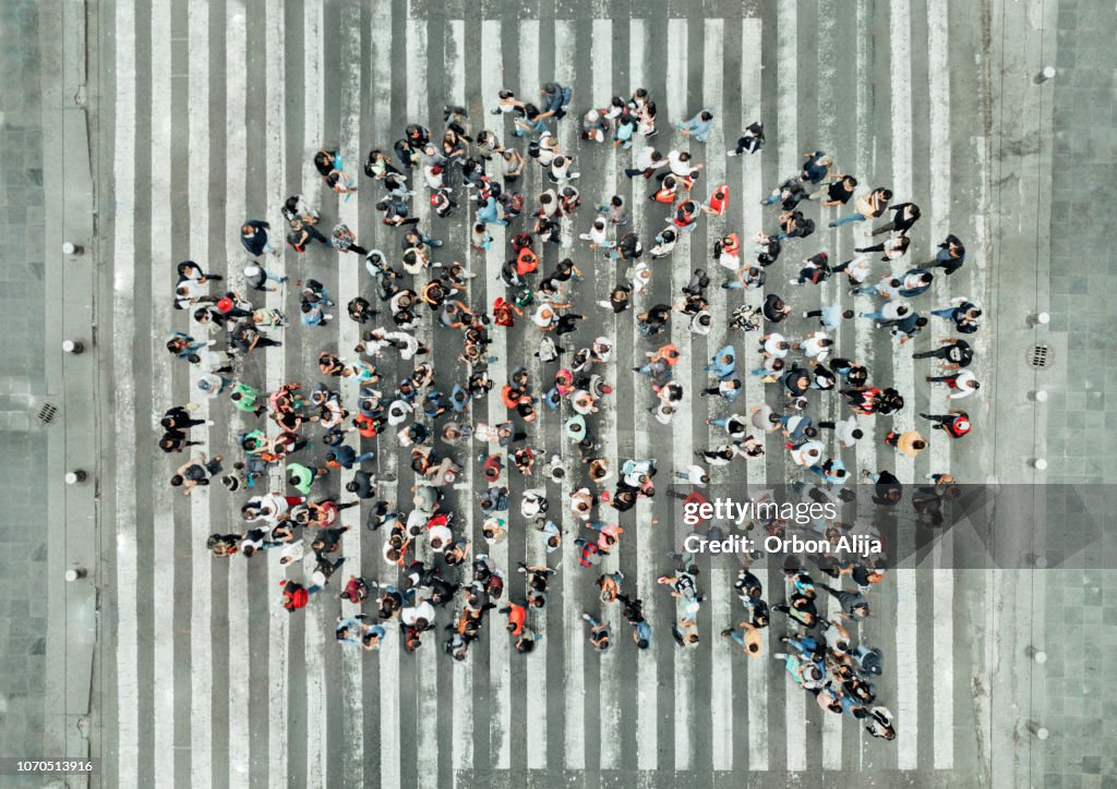 Haut Angle View Of People formant une bulle de dialogue