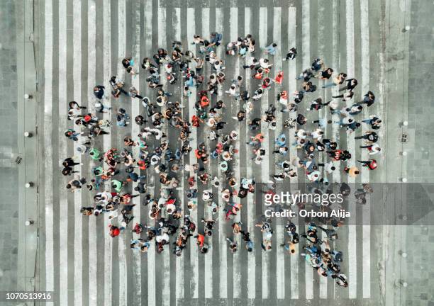 hoge hoek weergave van mensen vormen een tekstballon - zebra print stockfoto's en -beelden