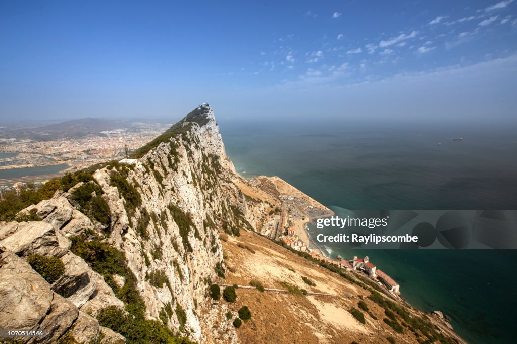 Felsen von Gibraltar an einem klaren sonnigen Tag. Eine langjährige Bereich der Meinungsverschiedenheit über die Souveränität zwischen Großbritannien und Spanien sowie ein Brexit Kampf um die endgültige Souveränität über dieses Gebiet haben wird.