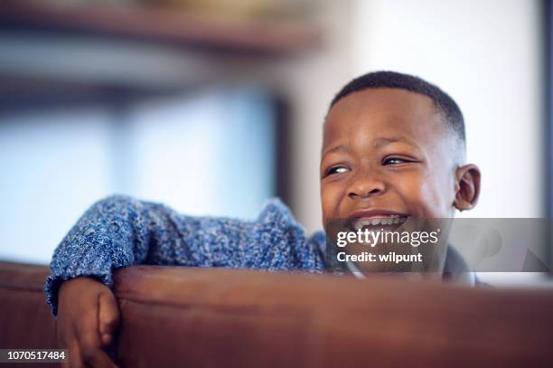carino ragazzo africano con un grande sorriso che distocci - african travel smile foto e immagini stock