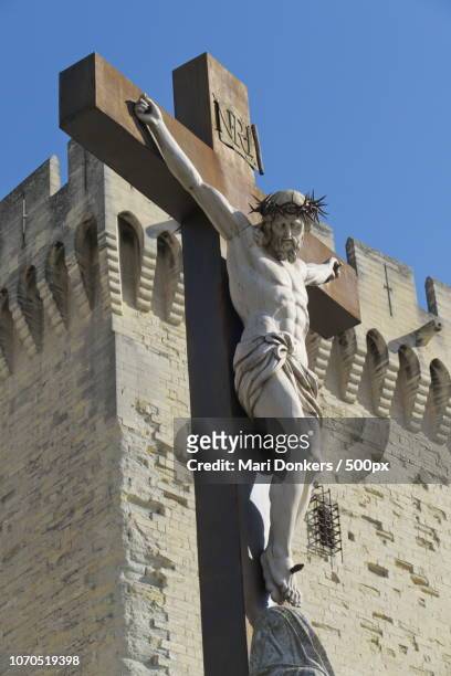 cross at palais des papes in avignon. - mari donkers photos et images de collection
