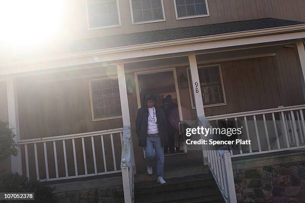 People look at a foreclosed home on November 21, 2010 in Oxford, Connecticut. The home was one of numerous foreclosed homes on a bus tour organized...