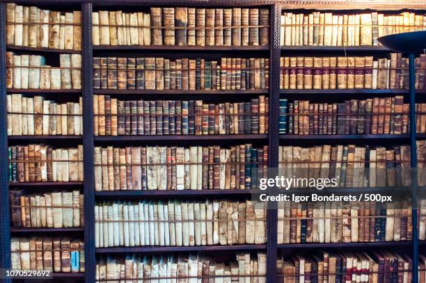 la biblioteca antigua - biblioteca antigua stock pictures, royalty-free photos & images