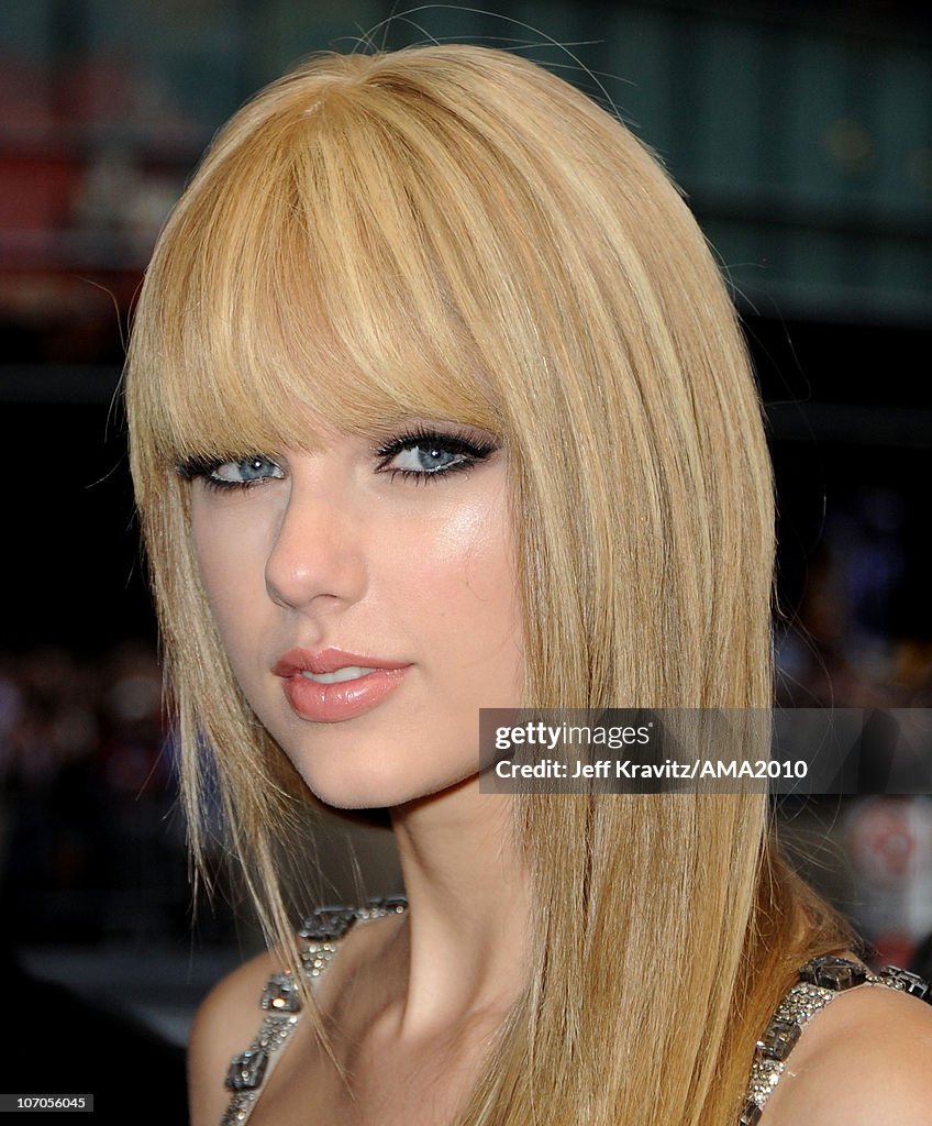 2010 American Music Awards - Red Carpet