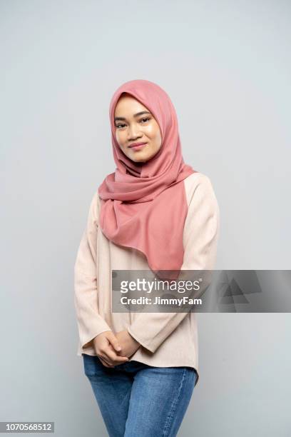 portret van een maleis vrouw uit maleisië - woman scarf trousers stockfoto's en -beelden