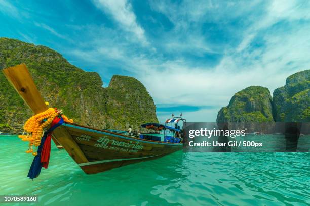 thai long-tail boat - lhar gil stock pictures, royalty-free photos & images