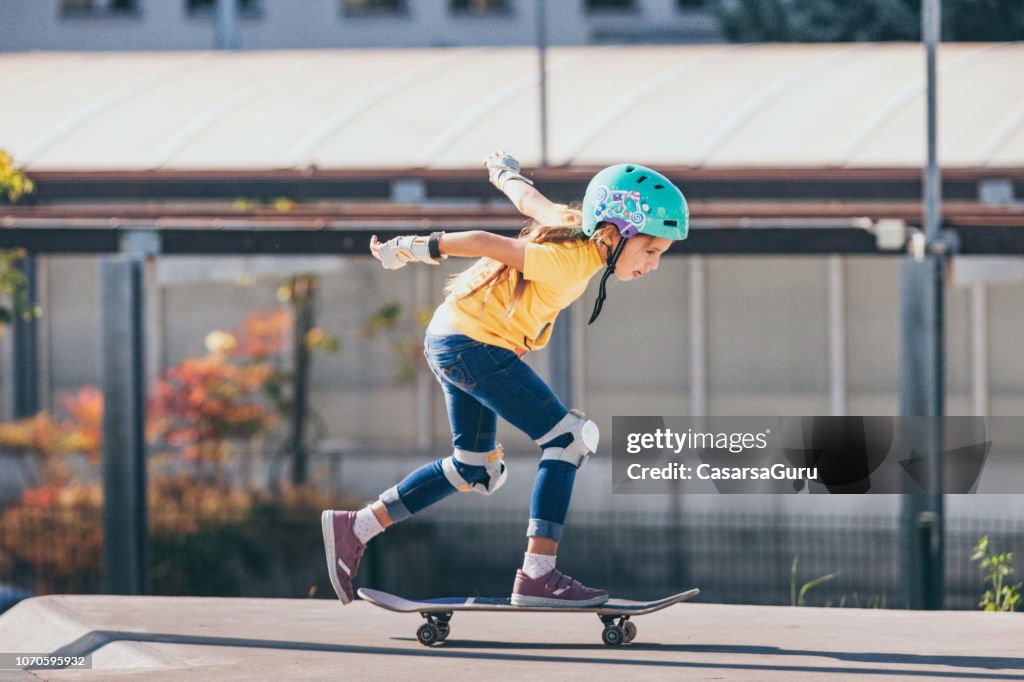 Jong meisje een Skateboard buiten rijden