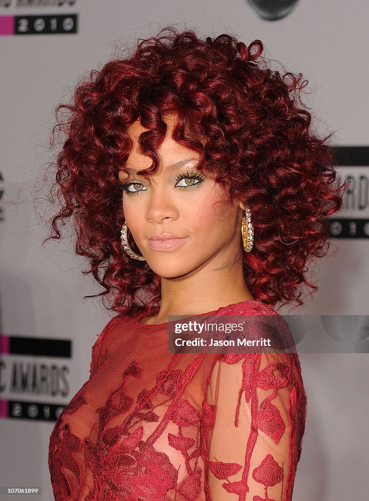 2010 American Music Awards - Arrivals