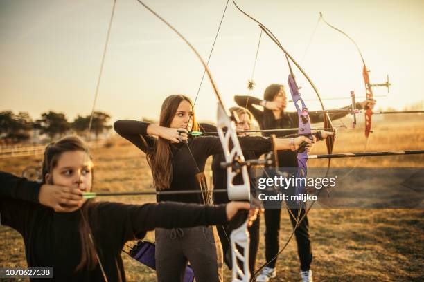 gruppo di persone in addestramento al tiro con l'arco - tiro con l'arco foto e immagini stock
