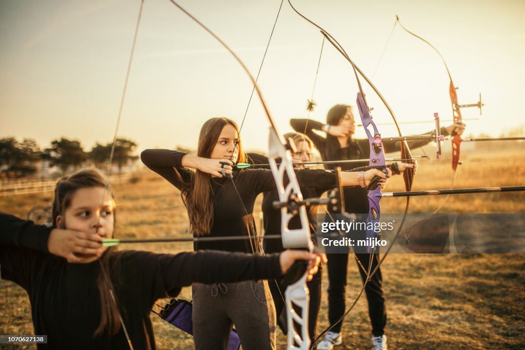 アーチェリーの訓練上の人々 のグループ