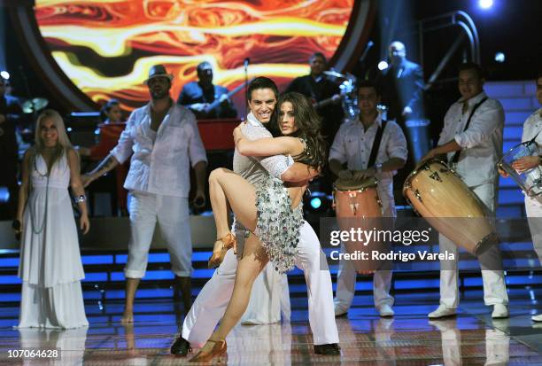 Jackie Guerrido and Vadhir Derbez attends the grand finale of Univision's Mira Quien Baila at Greenwich Studios on November 21, 2010 in Miami,...