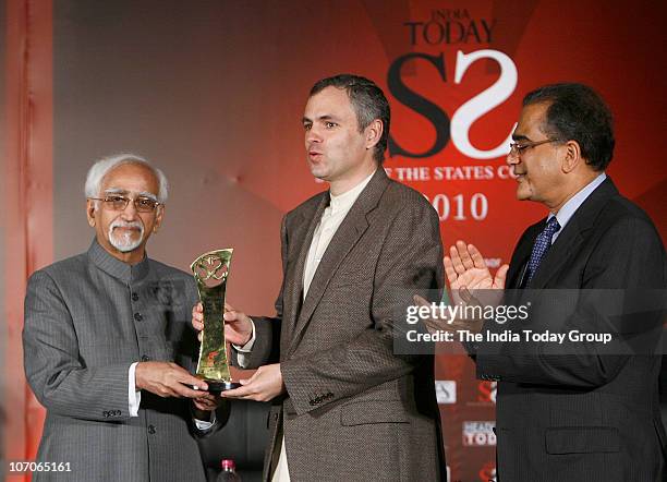 Vice President Hamid Ansari presenting a trophy to Jammu and Kashmir Chief Minister Omar Abdullah during India Today State of the States Conclave...