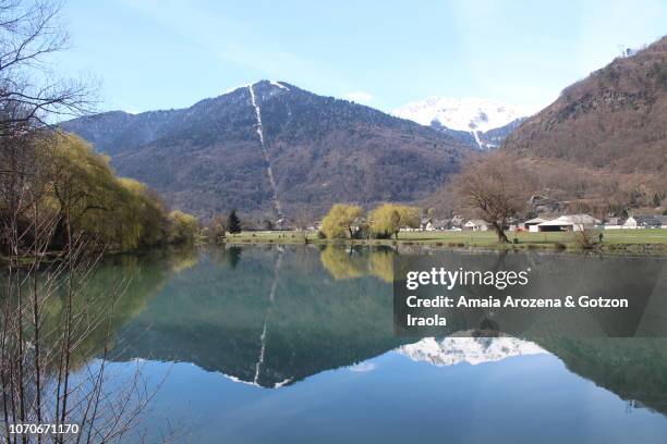 lac de badech. bagnères-de-luchon, france. - haute garonne foto e immagini stock