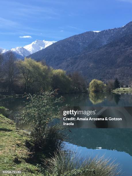 lac de badech. bagnères-de-luchon, france. - haute garonne foto e immagini stock