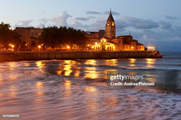 san lorenzo beach in gijon, spain - gijon fotografías e imágenes de stock