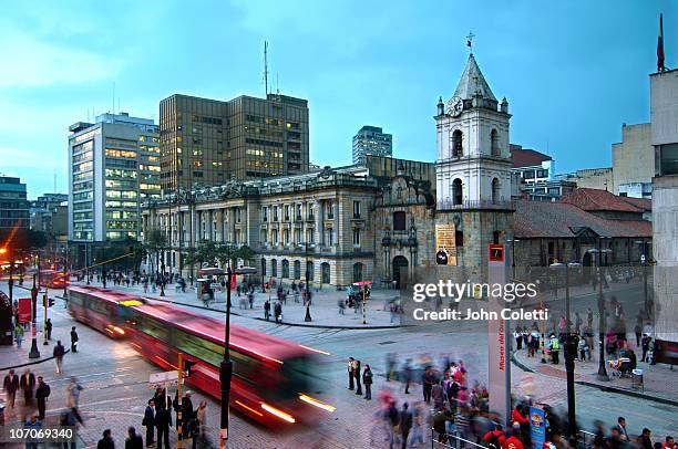 transmilenio bus stop - hispanoamérica fotografías e imágenes de stock