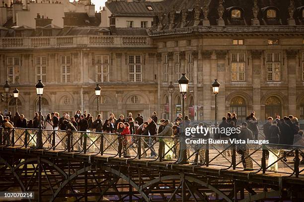 Seine Railing French Railing Photos and Premium High Res Pictures - Getty Images