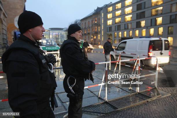 German police armed with submachine guns check vehicles arriving at the eastern entrance of the Reichstag, seat of the Bundestag, or German...