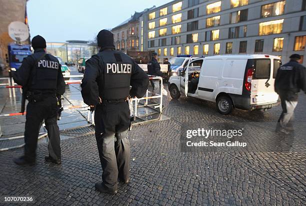 German police armed with submachine guns check vehicles arriving at the eastern entrance of the Reichstag, seat of the Bundestag, or German...