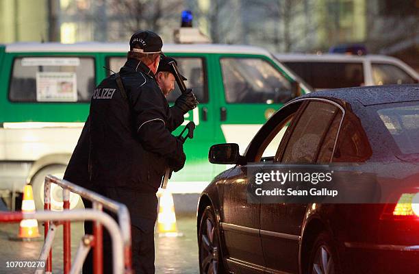 German police armed with submachine guns check vehicles arriving at the eastern entrance of the Reichstag, seat of the Bundestag, or German...