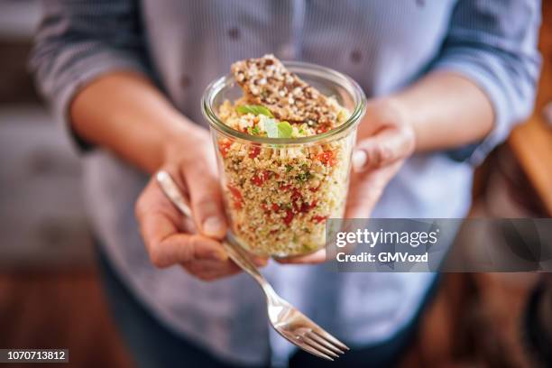 gesunden quinoa salat im glas - einmachglas stock-fotos und bilder