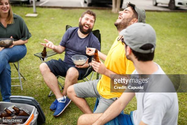共連れとビールを飲む人々 のグループ - street party ストックフォトと画像