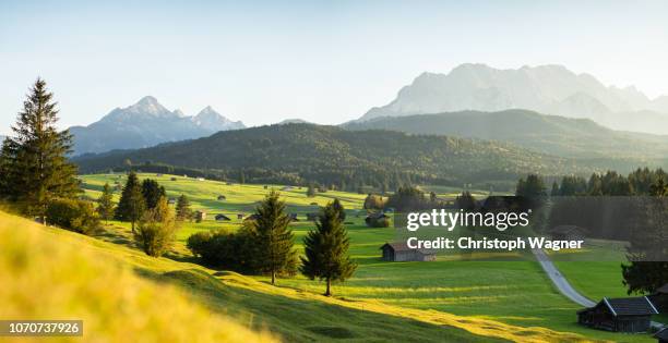 bayerische alpen - mittenwald and isar - mittenwald ストックフォトと画像