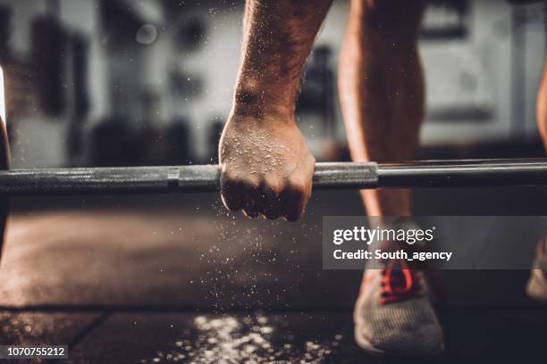 entrenamiento de hombre en gimnasio - levantamiento de pesas fotografías e imágenes de stock