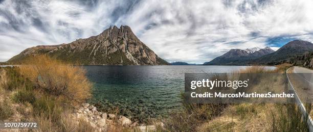 panoramisch uitzicht op bergen op lake nahuel uapi, op weg naar villa la angostura, argentinië - noord zuid amerika stockfoto's en -beelden