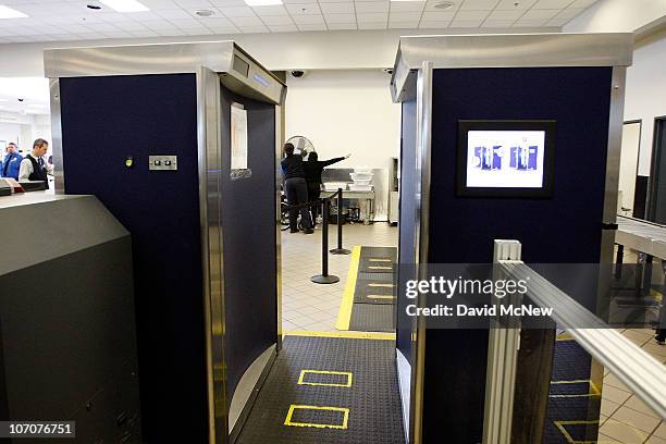 Tsa Security Scanner Tsa Body Scan Photos and Premium High Res Pictures - Getty Images