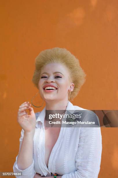 beautiful woman with natural afro hair - showus fotografías e imágenes de stock