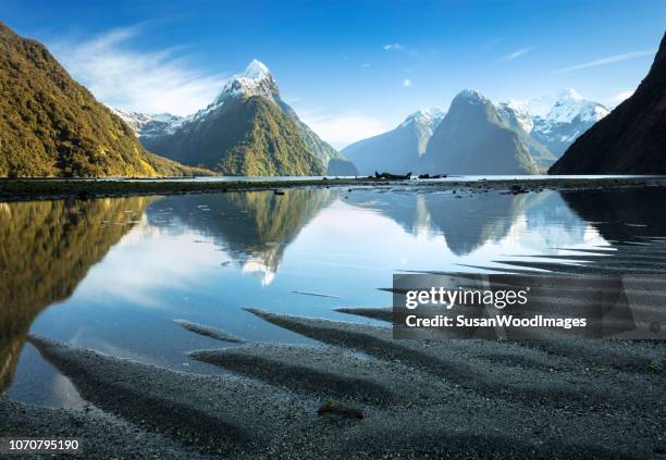 rizaduras de arena en milford sound, nueva zelanda - pico mitre fotografías e imágenes de stock