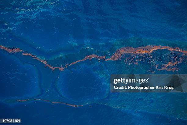 dark brown oil slick in surface of gulf of mexico - oil slick stock-fotos und bilder