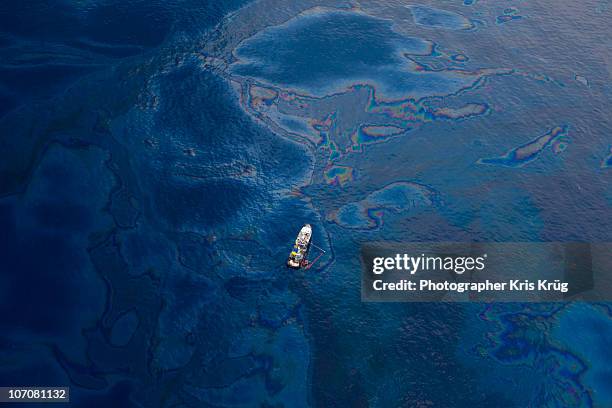 white boat in oil covered water of gulf of mexico - golfo do méxico - fotografias e filmes do acervo