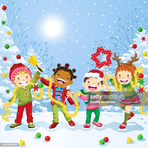 multi-ethnischen gruppe von kindern weihnachten zu feiern - weihnachtsbaum schmücken stock-grafiken, -clipart, -cartoons und -symbole
