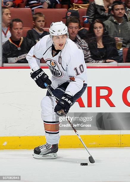 Shawn Horcoff of the Edmonton Oilers skates against the Anaheim Ducks at the Honda Center on November 21, 2010 in Anaheim, California.