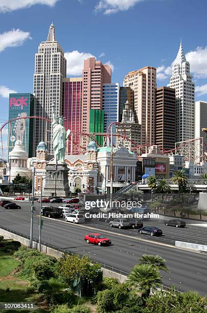 las vegas strip traffic, new york new york hotel - new york new york hotel las vegas - fotografias e filmes do acervo