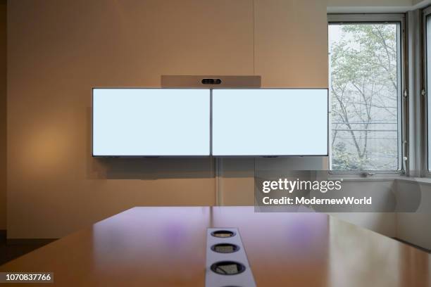 the 2 displays in the room with no one - conference room screens stock pictures, royalty-free photos & images