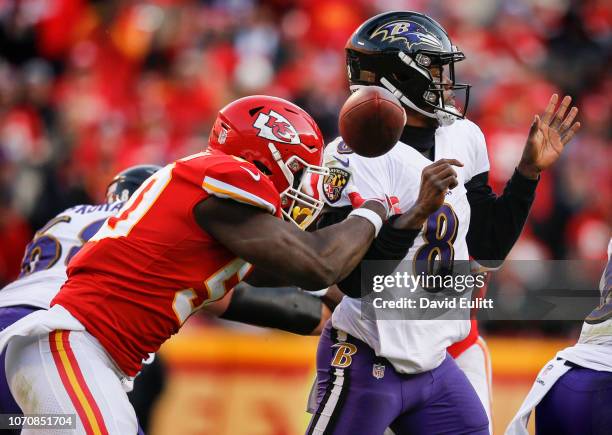 Outside linebacker Justin Houston of the Kansas City Chiefs strips the football from quarterback Lamar Jackson of the Baltimore Ravens late in the...