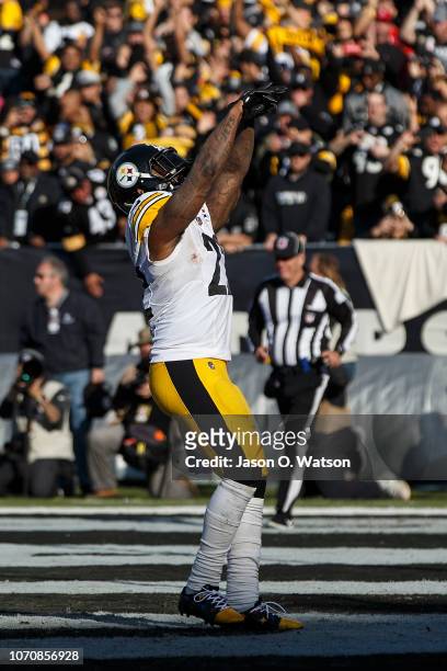 Running back Stevan Ridley of the Pittsburgh Steelers celebrates after scoring a touchdown against the Oakland Raiders during the second quarter at...