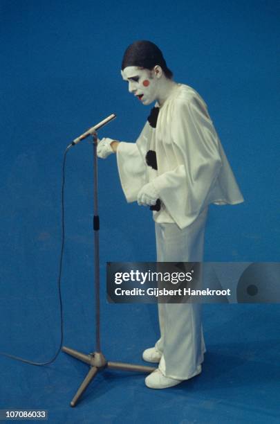 Leo Sayer dressed as a Pierrot clown performing One Man Band on a Dutch TV show in 1974 in Hilversum, Netherlands.